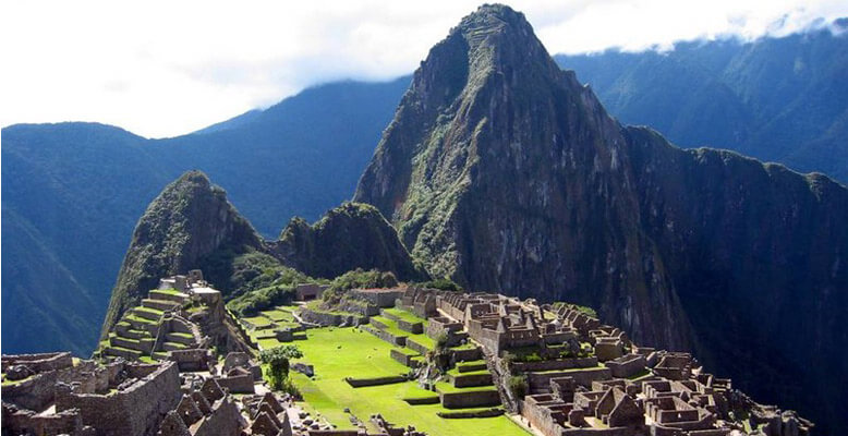 A view of the mountains and ruins in machu picchu.